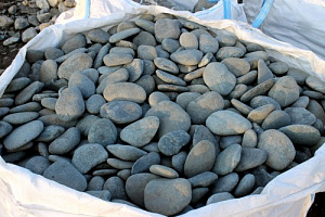 Kamenclub.ru: Галька речная плоская (темно-серая) фр. 100-200-300 мм. купить в Новокузнецке галька речная плоская темно-серый, серый, синий речной галечник плоский 9000 руб/т   фото КАМЕНЬ КЛУБ