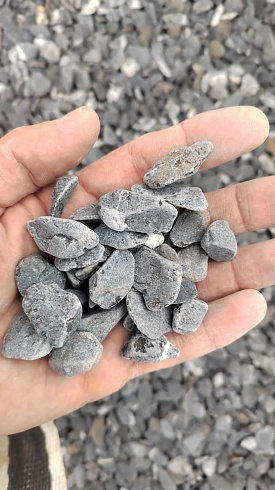 Kamenclub.ru: Щебень галтованный черный (мрамор) фр.10-20 мм.  купить в Новокузнецке мрамор черный с белыми прожилками, черный, белый окатанный округлый ландшафтный декоративный щебень 15000 руб/т   фото КАМЕНЬ КЛУБ