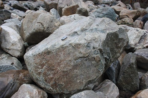 Kamenclub.ru: Гранит скальник (серо-зеленый) фр. 500-1500 мм.  купить в Новокузнецке гранит мрамор  серый зеленый темно-серый глыба скальная колотая ландшафтная 7 500 руб/т   фото КАМЕНЬ КЛУБ