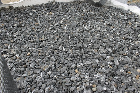 Kamenclub.ru: Щебень крошка черный (мрамор) фр. 10-20 мм.  купить в Новокузнецке мрамор черный с белыми прожилками, черный, белый каменная ландшафтная декоративная крошка щебня 11000 руб/т   фото КАМЕНЬ КЛУБ