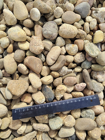 Kamenclub.ru: Галька речная окат рыжая фр. 20-40 мм. купить  в Новокузнецке галька речная окатанная рыжая желтая серая округлая речная галька 5000 руб/т   фото КАМЕНЬ КЛУБ