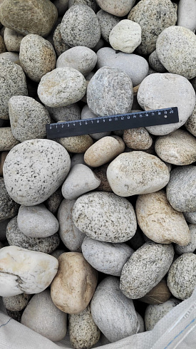 Kamenclub.ru: Галька речная окат (серо-белая) фр. 70-120 мм купить  в Новокузнецке галька галечник бело-серая, серо-белая, серая, белая речная природная галька  8000 руб/т   фото КАМЕНЬ КЛУБ
