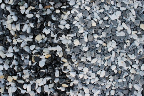 Kamenclub.ru: Мраморная крошка (щебень галтованный микс:белый-черный) фр.10-20 мм.  купить в Новокузнецке мрамор белый, черный окатанные округлые декоративные ландшафтные камни щебня 15500 руб/т   фото КАМЕНЬ КЛУБ
