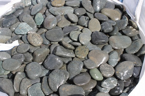 Kamenclub.ru: Галька речная плоская (темно-серая) фр. 100-200-300 мм. купить  в Новокузнецке галька речная плоская темно-серый, серый, синий речной галечник плоский 9000 руб/т   фото КАМЕНЬ КЛУБ