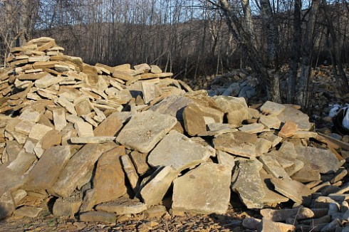 Kamenclub.ru: Песчаник плиты - плахи - пошаговые дорожки (фр. 70-150 мм)  купить в Новокузнецке песчаник серый бежевый желтый зеленый колотый песчаник строительный 6500 руб/т   фото КАМЕНЬ КЛУБ