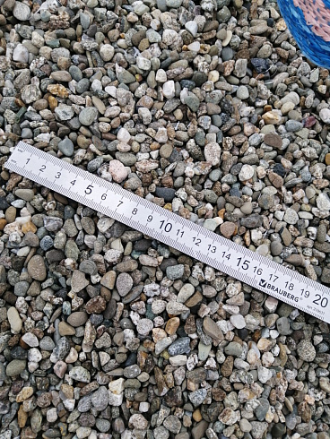 Kamenclub.ru: Галька речная окат (серая) фр.3-5 мм купить  в Новокузнецке галька речная серая бежевый темно-серый окатанный речной камень округлый 9500 руб/т   фото КАМЕНЬ КЛУБ