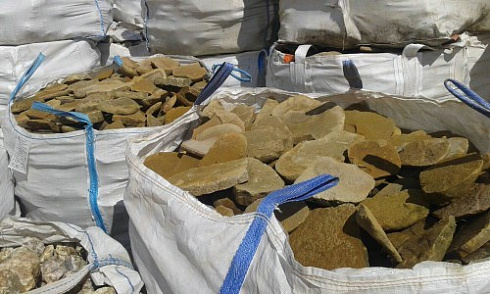 Kamenclub.ru: Песчаник колотый для облицовки (фр. 2-3 см)  купить в Новокузнецке песчаник бежевый серый рыжий песчаник строительный 5000 руб/т   фото КАМЕНЬ КЛУБ