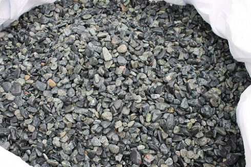Kamenclub.ru: Щебень галтованный зеленый (змеевик) фр. 20-40 мм.  купить в Новокузнецке мрамор зеленый, салатовый оголтованный щебень мраморный 12500 руб/т   фото КАМЕНЬ КЛУБ