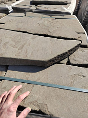 Kamenclub.ru: Песчаник пластушка галтованная серо-зеленая (3,0 см)  купить в Новокузнецке песчаник серо-зеленый песчаник 18000 руб/м3   фото КАМЕНЬ КЛУБ