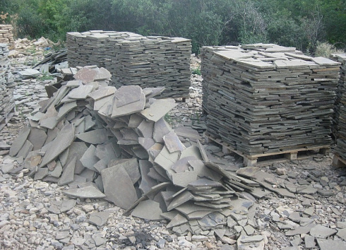 Kamenclub.ru: Песчаник пластушка серо-зеленый (1,5 см)  купить в Новокузнецке плитняк - пластушка серо-зеленый, серый, зеленый пластушка рваная ландшафтная колотая 10200 руб/м3   фото КАМЕНЬ КЛУБ