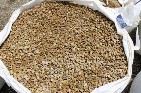 Kamenclub.ru: Щебень крошка желтый (песчаник) фр. 10-20 мм.  купить в Новокузнецке песчаник бежевый, серый, рыжий декоративный ландшафтный щебень колотый 9500 руб/т   фото КАМЕНЬ КЛУБ