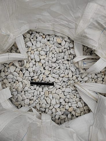 Kamenclub.ru: Мраморная крошка (щебень галтованный белый) фр.40-70 мм.  купить в Новокузнецке мрамор белый молочный айвори окатанный округлый природный камень 17000 руб/т   фото КАМЕНЬ КЛУБ