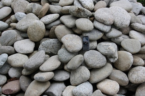 Kamenclub.ru: Галька речная плоская (серо-белая) фр. 70-120 мм. купить  в Новокузнецке галька галечник речной серый, белый окатанная плоская  природная галька 9000 руб/т   фото КАМЕНЬ КЛУБ