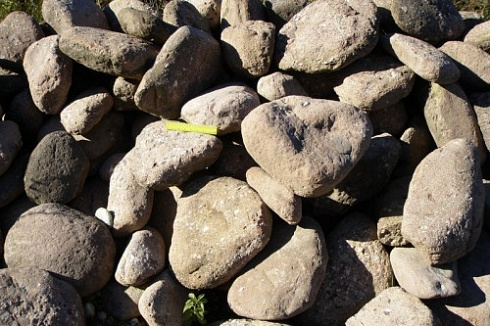 Kamenclub.ru: Конгломераты фр. 300-1000 мм.  купить в Новокузнецке кварц мрамор диабаз коричневый, серый зеленоватый речной валун крупный 6500 руб/т   фото КАМЕНЬ КЛУБ