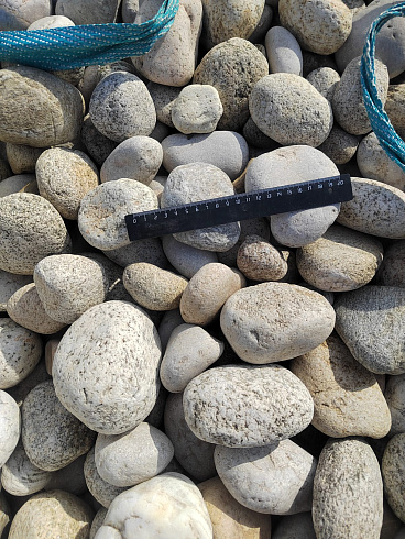 Kamenclub.ru: Галька речная окат (серо-белая) фр. 70-120 мм купить  в Новокузнецке галька галечник бело-серая, серо-белая, серая, белая речная природная галька  8000 руб/т   фото КАМЕНЬ КЛУБ