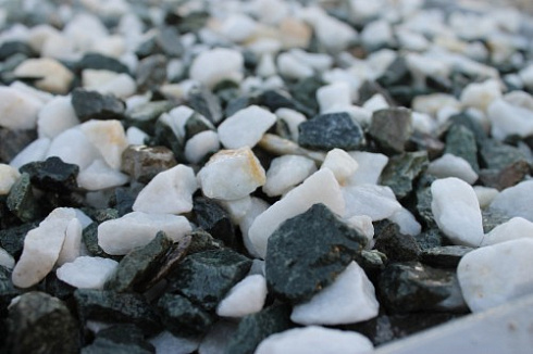 Kamenclub.ru: Мраморная крошка (щебень крошка микс: белый-зеленый) фр. 10-20 мм.  купить в Новокузнецке мрамор белый, зеленый каменная ландшафтная декоративная крошка щебня 9500 руб/т   фото КАМЕНЬ КЛУБ