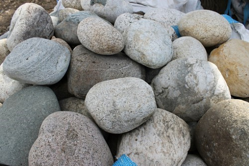 Kamenclub.ru: Речной валун (Ассорти) фр.100-300 мм.  купить в Новокузнецке галечник серый, темно-серый, светло-серый речная галька крупных размеров 4200 руб/т   фото КАМЕНЬ КЛУБ