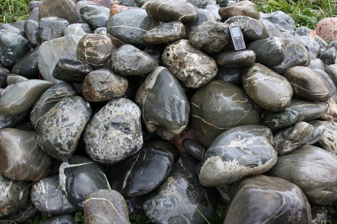 Kamenclub.ru: Валунчик Паутинник фр.100-300 мм  купить в Новокузнецке крупный природный камень галечник темно-серый с прожилками белый черный речной валунчик 5000 руб/т   фото КАМЕНЬ КЛУБ