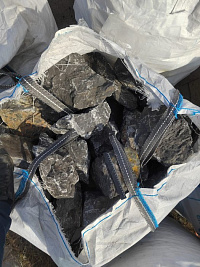 Kamenclub.ru: Черный мрамор скальник фр. 100-500 мм.  купить в Новокузнецке мрамор черный белый серый крупный колотый валун ландшафтный 8500 руб/т   фото КАМЕНЬ КЛУБ