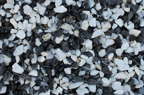 Kamenclub.ru: Мраморная крошка (щебень крошка микс : черный-белый) фр. 10-20 мм.  купить в Новокузнецке мрамор белый, черный каменная декоративная крошка ландшафтная 12000 руб/т   фото КАМЕНЬ КЛУБ