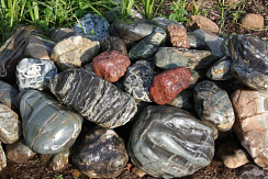 Kamenclub.ru: Ландшафтные валунчики фр.100-500 мм.  купить в Новокузнецке крупный природный камень серый, темно-серый, светло-серый речной валун крупный 4800 руб/т   фото КАМЕНЬ КЛУБ