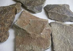 Kamenclub.ru: Песчаник пластушка "фонтанка" серо-зеленая (3,0-5,0 см)  купить в Новокузнецке песчаник серо-зеленая колотые плитки облицовочные пластушки 11400 руб/м3   фото КАМЕНЬ КЛУБ