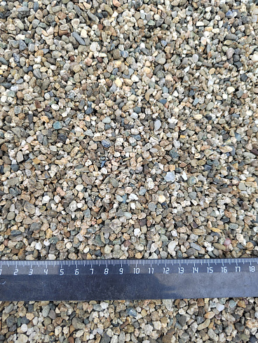 Kamenclub.ru: Галька речная окат (серая) фр.3-5 мм купить  в Новокузнецке галька речная серая бежевый темно-серый окатанный речной камень округлый 9500 руб/т   фото КАМЕНЬ КЛУБ