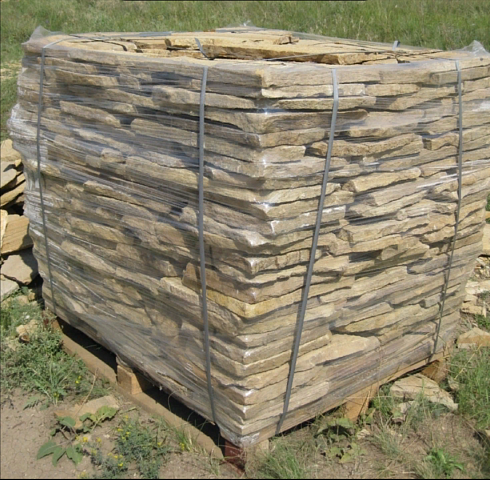 Kamenclub.ru: Песчаник пластушка желтый с рисунком (3 см)  купить в Новокузнецке песчаник желтый с рисунком, рыжий, желтый песчаник пластушка ландшафтная рваная 8 500 руб/м3   фото КАМЕНЬ КЛУБ