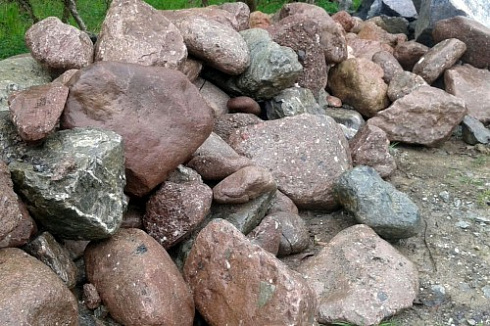 Kamenclub.ru: Конгломераты фр. 300-1000 мм.  купить в Новокузнецке кварц мрамор диабаз коричневый, серый зеленоватый речной валун крупный 6500 руб/т   фото КАМЕНЬ КЛУБ