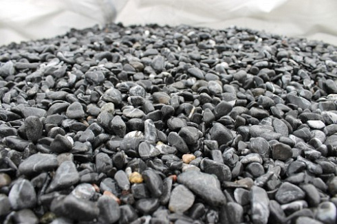 Kamenclub.ru: Щебень галтованный черный (мрамор) фр.10-20 мм.  купить в Новокузнецке мрамор черный с белыми прожилками, черный, белый окатанный округлый ландшафтный декоративный щебень 15000 руб/т   фото КАМЕНЬ КЛУБ