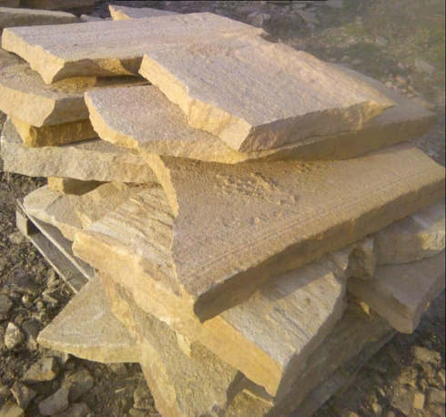 Kamenclub.ru: Форматный камень (плаха) пошаговая дорожка от 70-150 см (4 -12 см)  купить в Новокузнецке плитняк  форматный плаха желтый песчаник 9 000 руб/т   фото КАМЕНЬ КЛУБ
