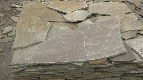 Kamenclub.ru: Песчаник пластушка серо-зеленый (3,0 см)  купить в Новокузнецке песчаник серо-зеленый, серый, зеленый песчаник пластушка колотый рваный ландшафтный 10200 руб/м3   фото КАМЕНЬ КЛУБ