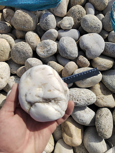 Kamenclub.ru: Галька речная окат (серо-белая) фр. 70-120 мм купить  в Новокузнецке галька галечник бело-серая, серо-белая, серая, белая речная природная галька  8000 руб/т   фото КАМЕНЬ КЛУБ