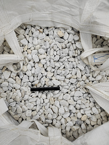 Kamenclub.ru: Мраморная крошка (щебень галтованный белый) фр.40-70 мм.  купить в Новокузнецке мрамор белый молочный айвори окатанный округлый природный камень 17000 руб/т   фото КАМЕНЬ КЛУБ