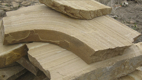 Kamenclub.ru: Форматный камень (плаха) пошаговая дорожка от 70-150 см (4 -12 см)  купить в Новокузнецке плитняк  форматный плаха желтый песчаник 9 000 руб/т   фото КАМЕНЬ КЛУБ