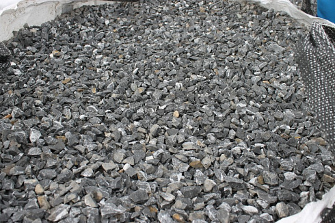 Kamenclub.ru: Щебень крошка черный (мрамор) фр. 20-40 мм.  купить в Новокузнецке мрамор черный с белыми прожилками мраморная каменная крошка 11000 руб/т   фото КАМЕНЬ КЛУБ