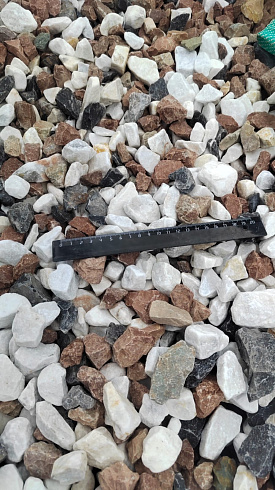 Kamenclub.ru: Мраморная крошка (щебень крошка микс : белый-черный-розовый) фр. 20-40 мм.  купить в Новокузнецке мрамор белый, черный, розовый декоративная ландшафтная крошка 12000 руб/т   фото КАМЕНЬ КЛУБ