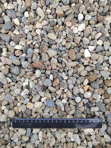 Kamenclub.ru: Галька речная окат (серая) фр.10-20 мм купить  в Новокузнецке галька речная серая, серый, темно-серый, светло-серый, коричневый ландшафтная декоративная речная окатанная округлая галька 5000 руб/т   фото КАМЕНЬ КЛУБ