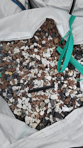 Kamenclub.ru: Мраморная крошка (щебень крошка микс : белый-черный-розовый) фр. 20-40 мм.  купить в Новокузнецке мрамор белый, черный, розовый декоративная ландшафтная крошка 12000 руб/т   фото КАМЕНЬ КЛУБ