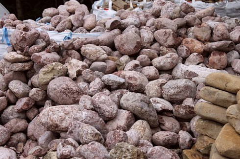 Kamenclub.ru: Розовый валунчик фр.100-300 мм.  купить в Новокузнецке крупный природный камень розовый, серый молочный красный речной галечник природный 7850 руб/т   фото КАМЕНЬ КЛУБ