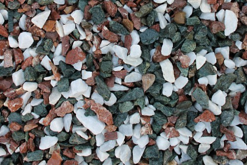 Kamenclub.ru: Мраморная крошка (щебень крошка микс: белый-зеленый-розовый) фр. 10-20 мм.  купить в Новокузнецке мрамор белый, зеленый, розовый декоративный ландшафтный колотый щебень 12000 руб/т   фото КАМЕНЬ КЛУБ