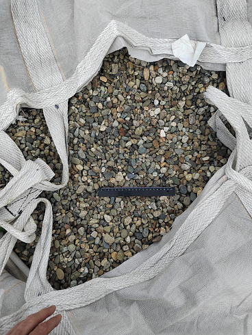 Kamenclub.ru: Галька речная окат (серая) фр.10-20 мм купить  в Новокузнецке галька речная серая, серый, темно-серый, светло-серый, коричневый ландшафтная декоративная речная окатанная округлая галька 5000 руб/т   фото КАМЕНЬ КЛУБ