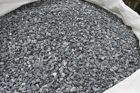 Kamenclub.ru: Щебень галтованный черный (мрамор) фр.10-20 мм.  купить в Новокузнецке мрамор черный с белыми прожилками, черный, белый окатанный округлый ландшафтный декоративный щебень 15000 руб/т   фото КАМЕНЬ КЛУБ