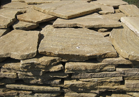 Kamenclub.ru: Песчаник пластушка желтый с рисунком (3 см)  купить в Новокузнецке песчаник желтый с рисунком, рыжий, желтый песчаник пластушка ландшафтная рваная 8 500 руб/м3   фото КАМЕНЬ КЛУБ