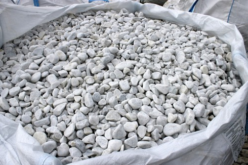 Kamenclub.ru: Мраморная крошка (щебень галтованный белый), фр.20-40 мм.  купить в Новокузнецке мрамор белый бежевый молочный мраморный щебень декоративный 17000 руб/т   фото КАМЕНЬ КЛУБ