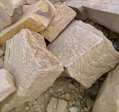 Kamenclub.ru: Песчаник пластушка желтый с рисунком (7-15 см)  купить в Новокузнецке плитняк - пластушка - бут желтый песчаник 10200 руб/м3   фото КАМЕНЬ КЛУБ