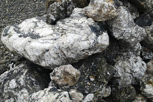 Kamenclub.ru: Черный гранит - кварцит фр. 100-500 мм.  купить в Новокузнецке мрамор гранит черный с белыми прожилками, серый, белый валун скальный колотый 7000 руб/т   фото КАМЕНЬ КЛУБ