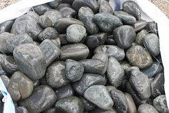 Kamenclub.ru: Темно-серый валунчик фр.100-300 мм.  купить в Новокузнецке крупный природный камень серый, темно-серый, светло-серый речная галька большого размера окатанная 4500 руб/т   фото КАМЕНЬ КЛУБ
