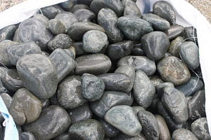 Kamenclub.ru: Темно-серый валунчик фр.100-300 мм.  купить в Новокузнецке крупный природный камень серый, темно-серый, светло-серый речная галька большого размера окатанная 4500 руб/т   фото КАМЕНЬ КЛУБ