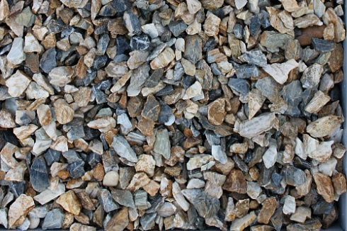 Kamenclub.ru: Мраморная крошка (щебень крошка медовый), фр. 10-20 мм.  купить в Новокузнецке песчаник бежевый, серый каменная ландшафтная крошка  12000 руб/т   фото КАМЕНЬ КЛУБ